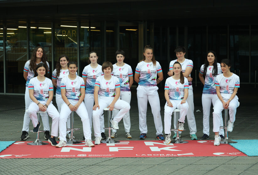 Pelotaris mujeres en la presentación del Torneo Comunidad Foral de Navarra, celebrada esta tarde en el pabellón Navarra Arena. GN