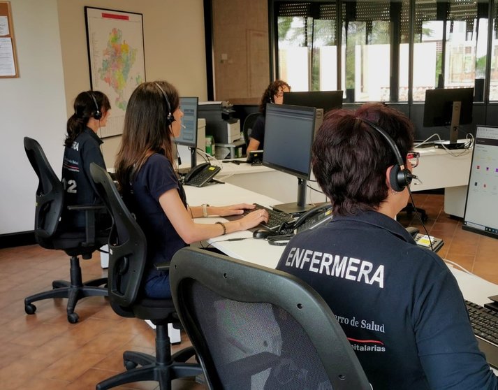 Enfermeras atendiendo el servicio de Consejo Sanitario de Navarra, disponible desde el teléfono 948 290 290 y el correo electrónico consejosalud@navarra.es. GN