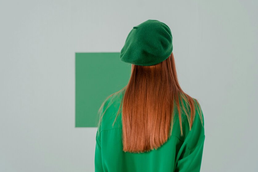 Foto de cottonbro studio: https://www.pexels.com/es-es/foto/mujer-arte-galeria-verde-9499864/