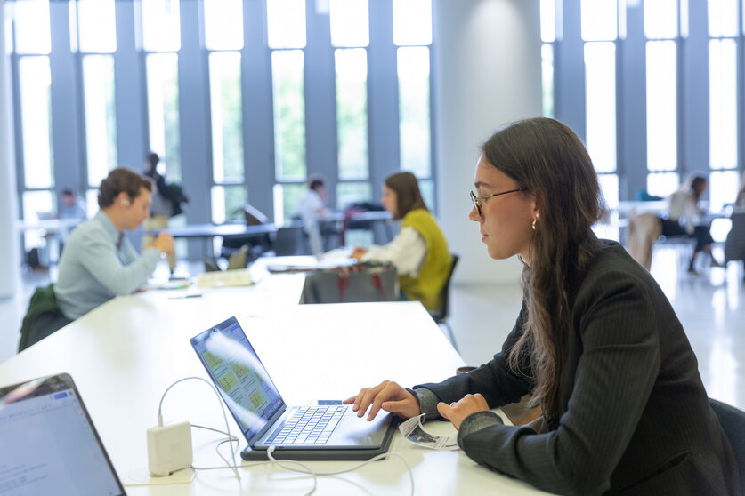 Alumnos estudiando.
UNAV