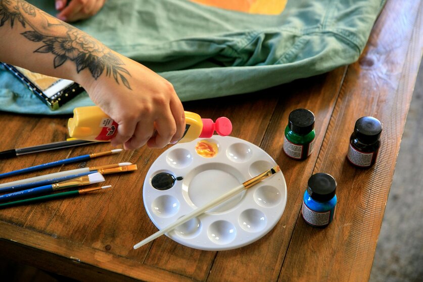 Cafeteando - Quedadas creativas: pintando camisetas - Casa de la Juventud.
Foto de RDNE Stock project: https://www.pexels.com/es-es/foto/chaqueta-diseno-creatividad-pintar-10474194/