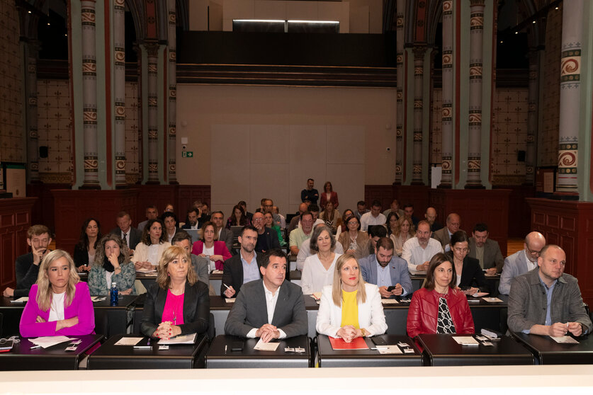 En el centro, de izda a dcha: la vicepresidenta Ollo, el consejero Irujo, y la consejera Fanlo, en un momento de la sesión. GN