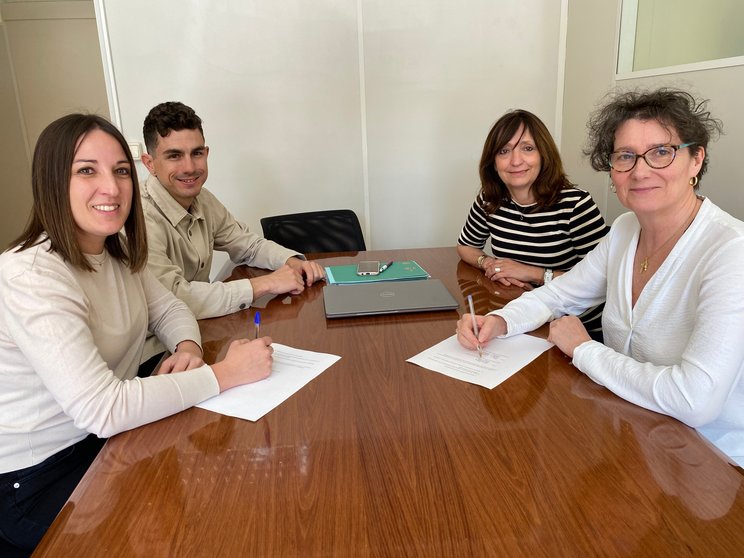 Los responsables de la investigación, Sandra Siria y Hodei Sarasa, junto a la directora gerente de la ANADP, Inés Francés, y la subdirectora de Familia y Menores, Amalia Cuartero. GN