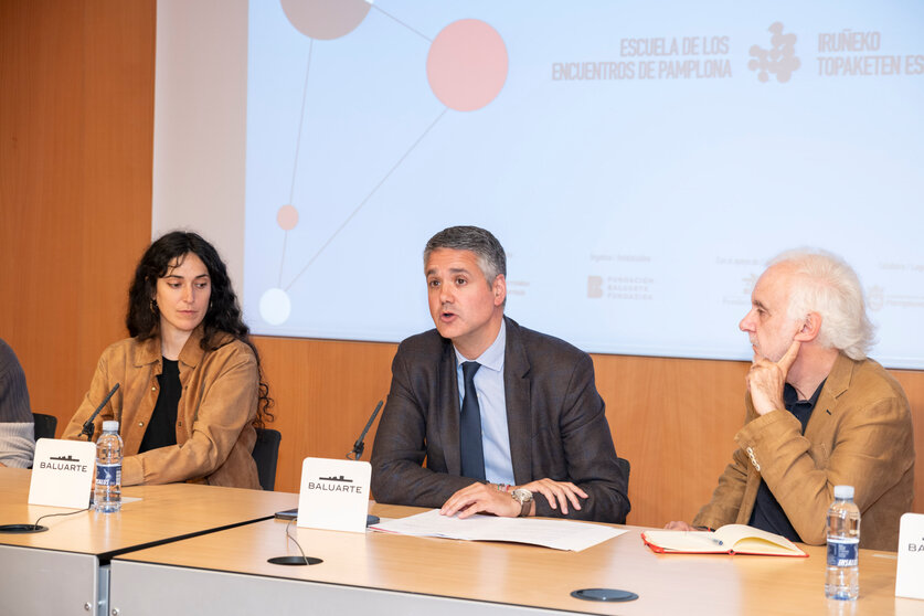 El director general de Cultura, Ignacio Apezteguía, flanqueado por la artista Marina Lameiro (izda.) y el comisario de los Encuentros de Pamplona, Ramón Andrés (dcha.) GN