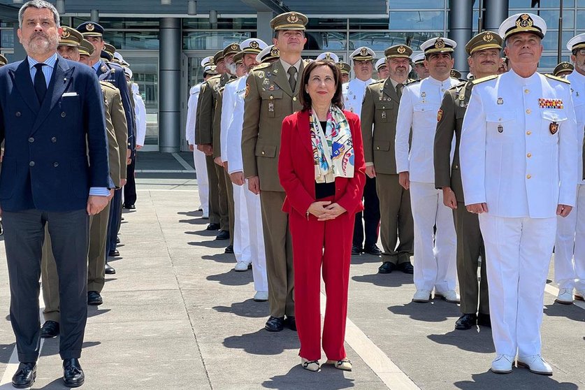 La ministra de Defensa, Margarita Robles, junto a los mandos y el contingente español destinado en el Cuartel General del Mando Aliado Conjunto de la OTAN en Nápoles. POOL MONCLOA