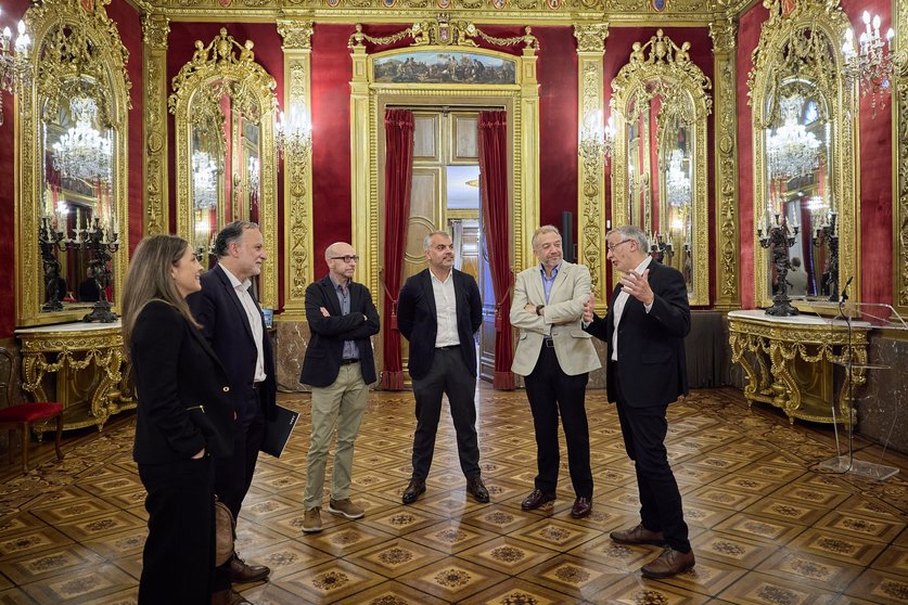 El vicepresidente Félix Taberna y Txerra García de Eulate con representantes de Institución Futuro en el salón del trono del Palacio de Navarra. GN