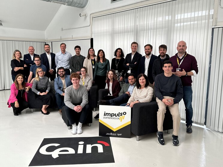 En el centro, la directora gerente de CEIN, María Sanz de Galdeano, y la directora general de Energía, I+D+i empresarial y Emprendimiento, Uxue Itoiz, junto con las empresas participantes en Impulso emprendedor y sus mentores. GN