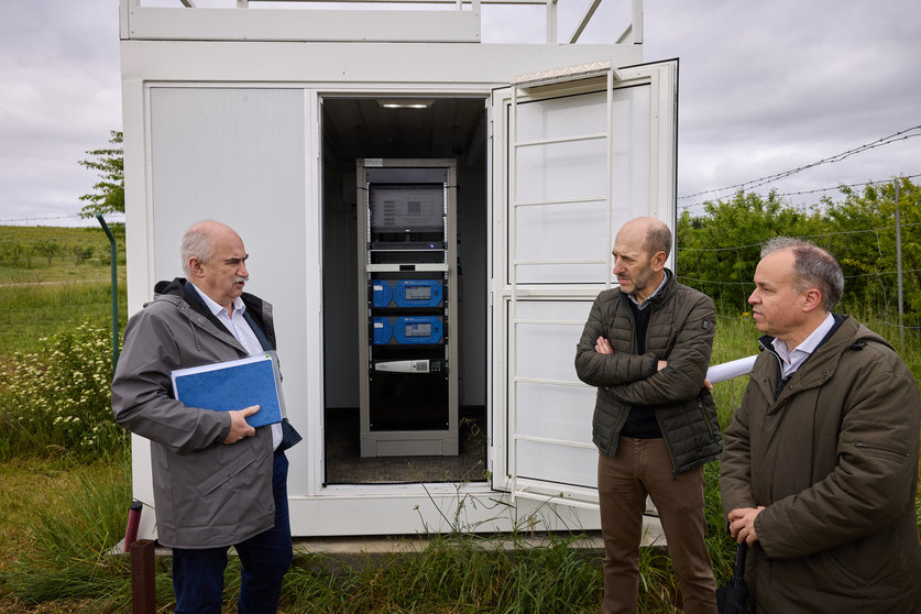 El consejero de Desarrollo Rural y Medio Ambiente, José Mari Aierdi, junto al jefe de sección de calidad de aire y cambio climático, Javier Vera, y el vicerrector de investigación de la UPNA, Patxi Arregui. GN