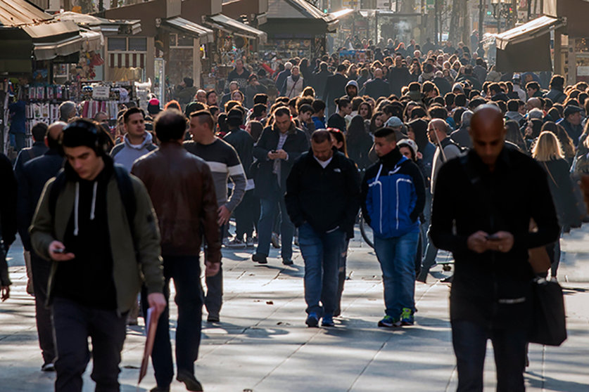 Gente caminando por una calle. POOL MONCLOA