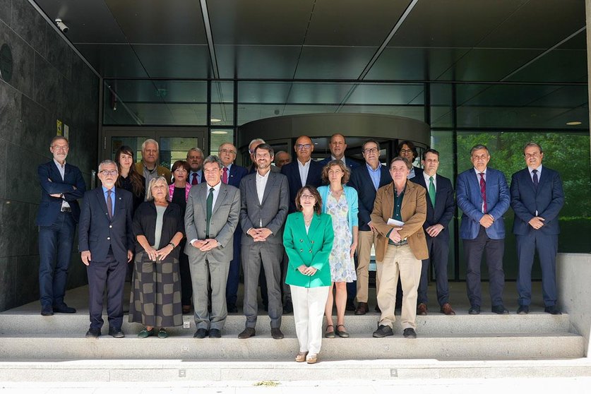 El ministro para la Transformación Digital y de la Función Pública, José Luis Escrivá y el ministro de Cultura, Ernest Urtasun, junto a los representantes de las instituciones que participan en el convenio. POOL MONCLOA