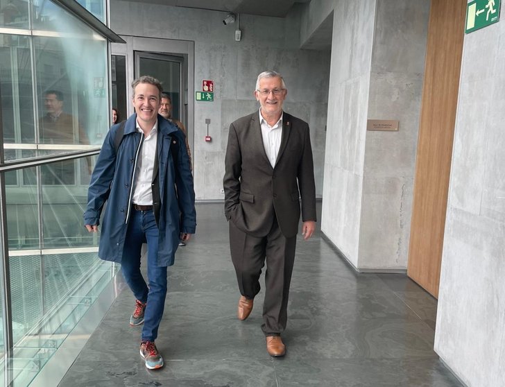 El vicepresidente Félix Taberna y Luis Campos de camino a su comparecencia de hoy en el Parlamento de Navarra para explicar el Plan Director de Evaluación. GN
