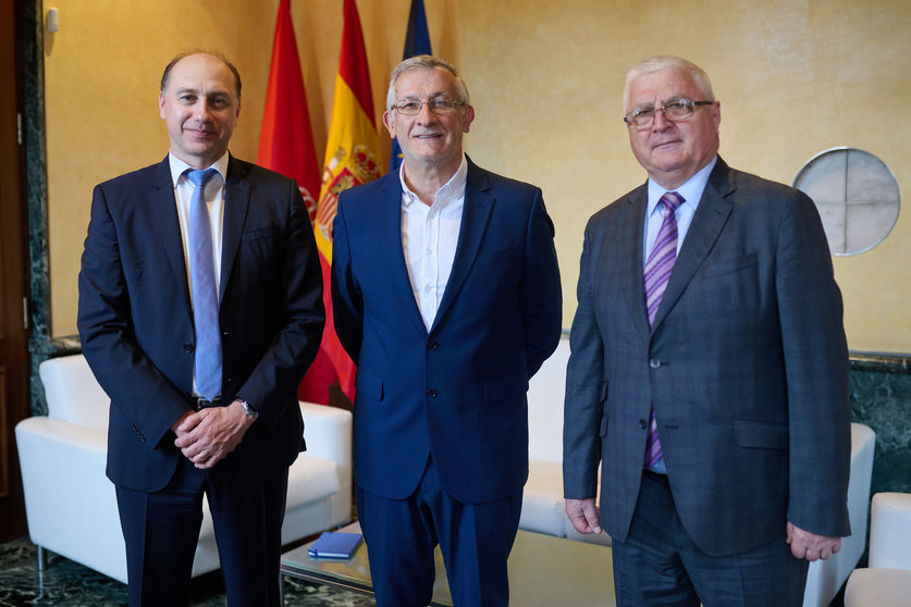 El embajador de Moldavia, Eugeniu Revenco, el vicepresidente Félix Taberna y el consejero del embajada, Valeriu Ostafii. GN