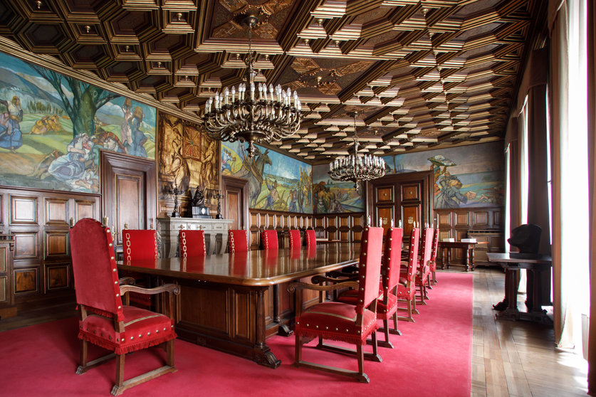 Antiguo salón de sesiones del Palacio de Navarra, decorado con pinturas murales que Gustavo de Maeztu. GN