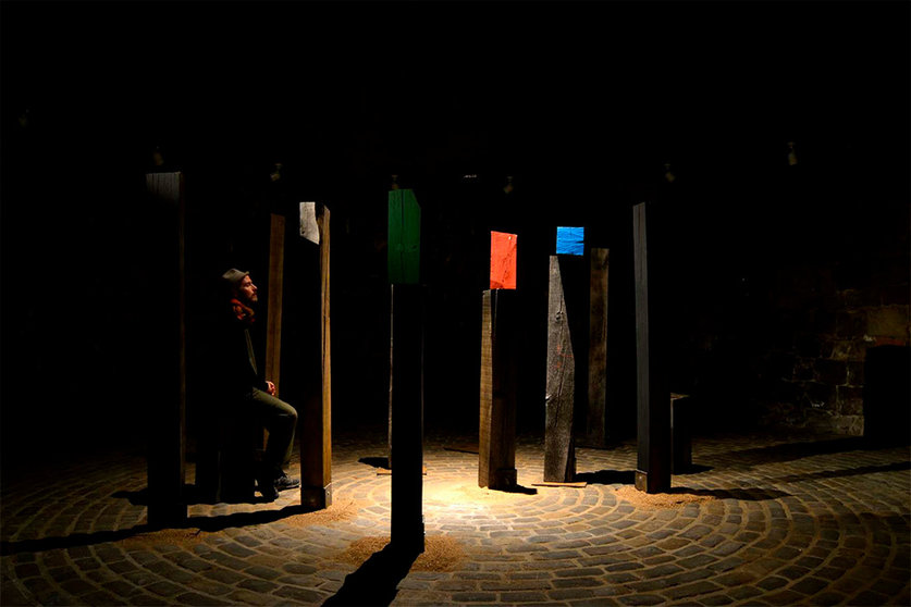 El artista pamplonés Javier Poveda lleva al Horno de la Ciudadela la firmeza y verticalidad del roble, en un juego de luces y sombras, de color y de oscuridad. AP