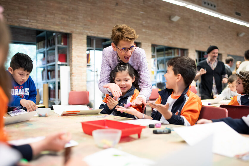 La Presidenta Chivite, en su visita de hoy al taller celebrado en el Museo de Navarra con alumnado de 3º de Infantil. GN