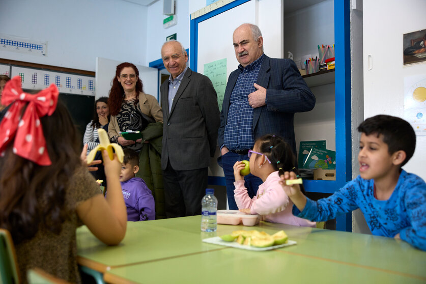 El consejero de Desarrollo Rural y Medio Ambiente, José Mari Aierdi, visita el Colegio Público de Infantil y Primaria de San Jorge con motivo de la campaña de reparto de fruta en las aulas. GN