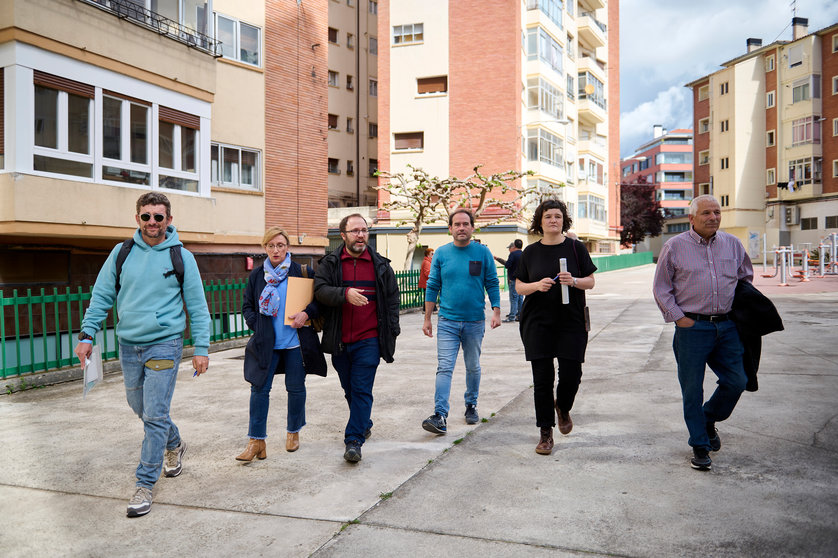 El Ayuntamiento conoce de primera mano la situación del barrio de Santa María la Real. AP