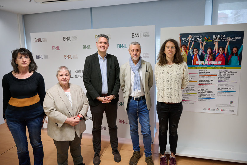 De izda. a dcha., Clara Flamarique, del Servicio de Bibliotecas; Asun Maestro, directora de ese Servicio; Ignacio Apezteguía, director general de Cultura; Martín Zabalza, director general de Memoria y Convivencia; e Irati Goicoechea, directora del Servicio de Convivencia y Derechos Humanos. GN