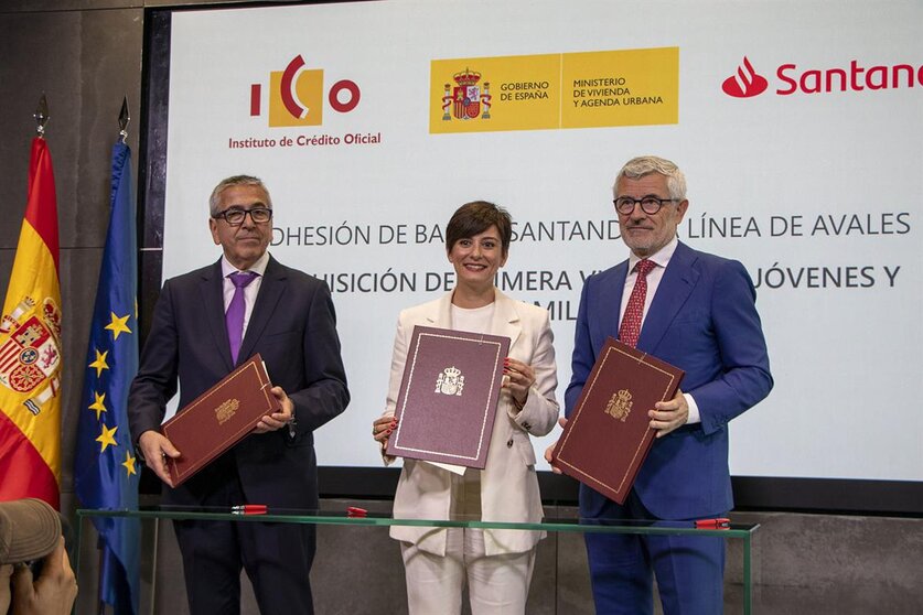 Foto de familia del acto de adhesión de Banco Santander al convenio entre el Ministerio de Vivienda y Agenda Urbana y el Instituto de Crédito Oficial. POOL MONCLOA