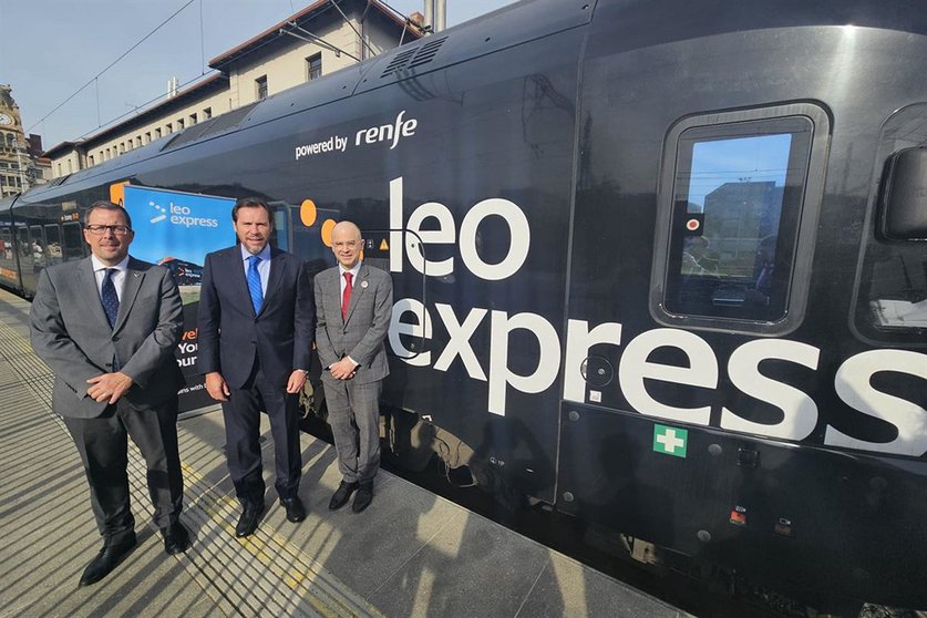 El ministro de Transportes y Movilidad Sostenible, Óscar Puente, durante la visita a la empresa ferroviaria checa Leo Express. POOL MONCLOA