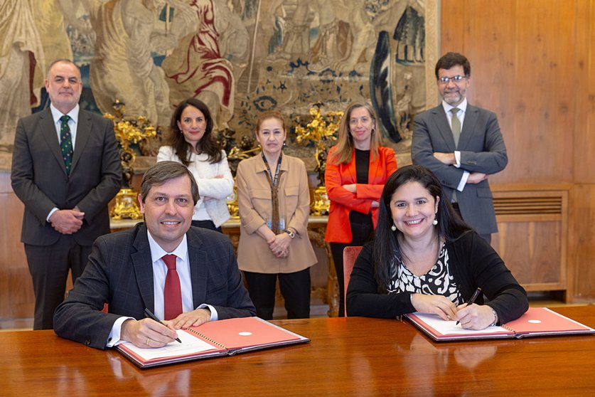 En primer término, Álvaro Balibrea, gerente de la Universidad de Navarra y Beatriz Guillén, directora de Ventas Globales de Iberia. 
Detrás, de izquierda a derecha: Pablo Riveros, subdirector del servicio de Compras de la Universidad; Irantzu Urzelai, account manager de Iberia y Bristish Airways, Chris Valenzuela, responsable de Desarrollo Internacional del Cima, Pilar Lorenzo, directora de Niños contra el Cáncer e Iñigo Goenaga, director de desarrollo corporativo en Clínica Universidad de Navarra. UNIVERSIDAD DE NAVARRA