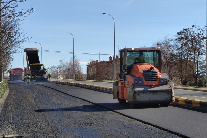 Obras de mejora del asfalto realizadas en la N-111 en Viana.  GN