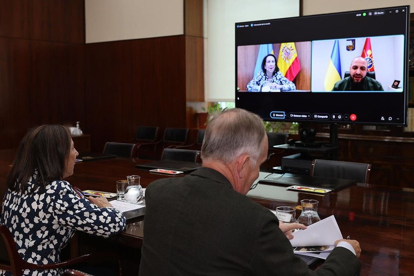 La ministra de Defensa, Margarita Robles, durante la videoconferencia mantenida con su homólogo ucraniano. POOL MONCLOA