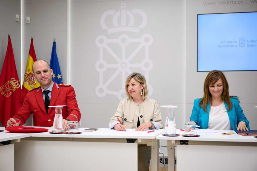 De izda. a dcha., el Jefe de Policía Foral, Iván Ortueta, la consejera López, y la consejera  de Presidencia, Administraciones Públicas, Justicia y Seguridad de Canarias, Nieves Lady Barreto, en un momento de la reunión. Imagen de Miguel Oses para GN