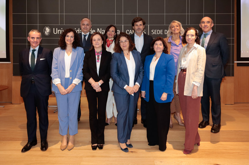 En primera fila, de izquierda a derecha, Javier Ortega, Paloma Grau, Purificación Pujol, Beatriz Lara, Ana Buitrago y Carla Díaz Álvarez de Toledo. Detrás, Baldomero Navalón, Beatriz Corredor, Luis Carvajal, María-Helena Antolín y Senén Ferreiro, en el campus de la Universidad de Navarra en Madrid. 
Universidad de Navarra