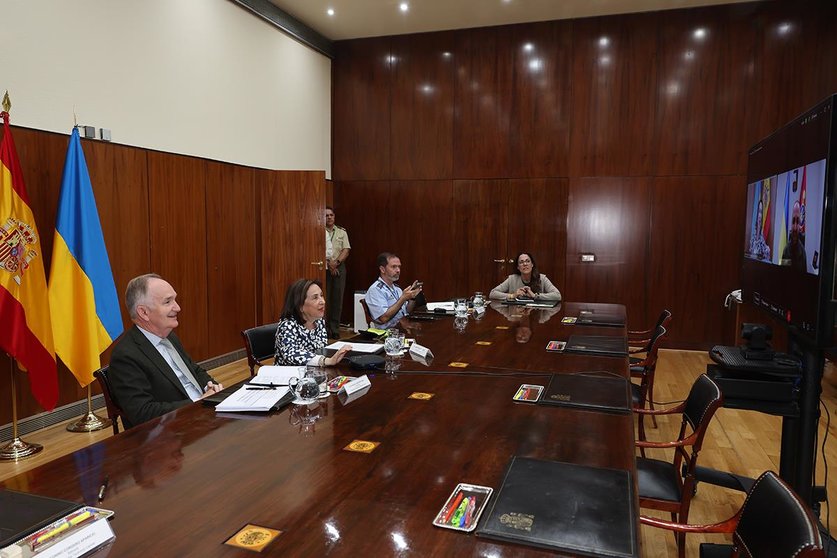 La ministra de Defensa, Margarita Robles, y el jefe de Estado Mayor de la Defensa, almirante general Teodoro López Calderón, durante la videoconferencia con los mandos de la operación 'Libre Hidalgo' en la misión del Líbano. POOL MONCLOA