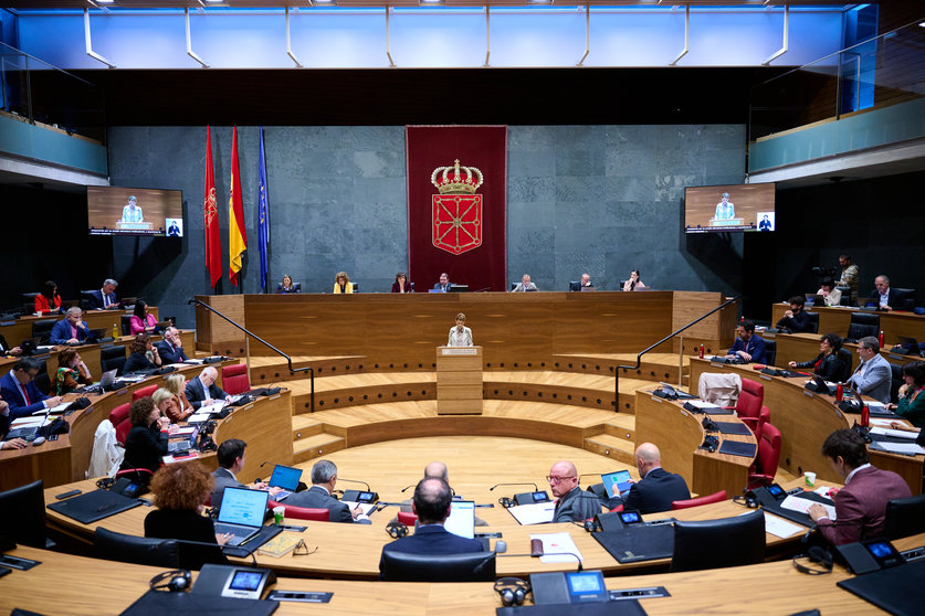 La Presidenta Chivite, durante su intervención en el Pleno del Parlamento. Image de Miguel Oses para GN.