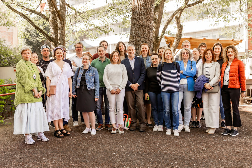 El vicepresidente Félix Taberna y Luis Campos en una foto de familia junto al resto de la comitiva navarra que ha mantenido esta semana un encuentro de trabajo en Finlandia y los socios regionales del proyecto NEAR. GN