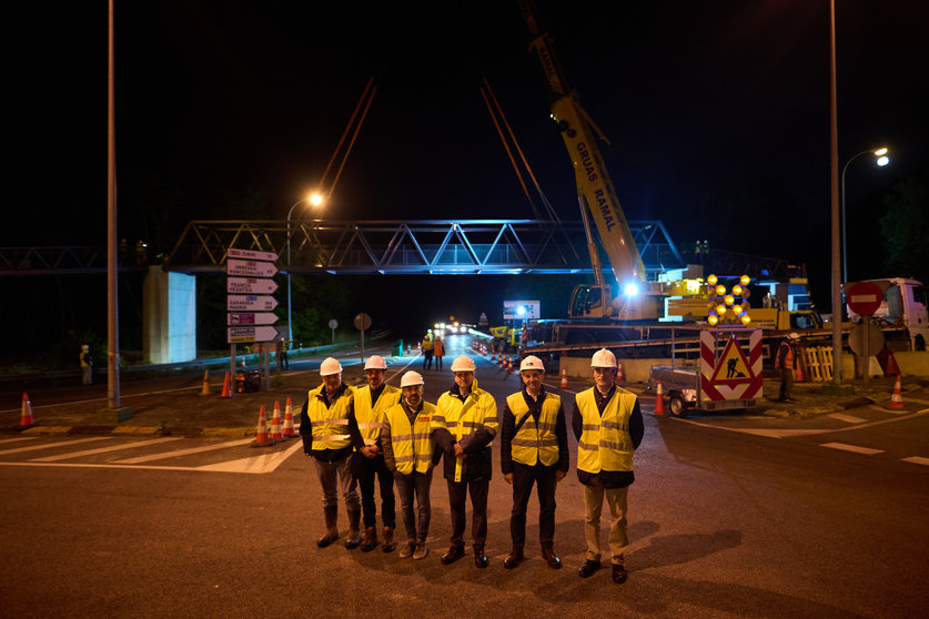 El director general de Obras Públicas e Infraestructuras, Pedro Andrés López Vera, junto con otros técnicos de su departamento y responsables de la obra, en la intervención realizada la noche del jueves.  Imagen de Miguel Oses para GN