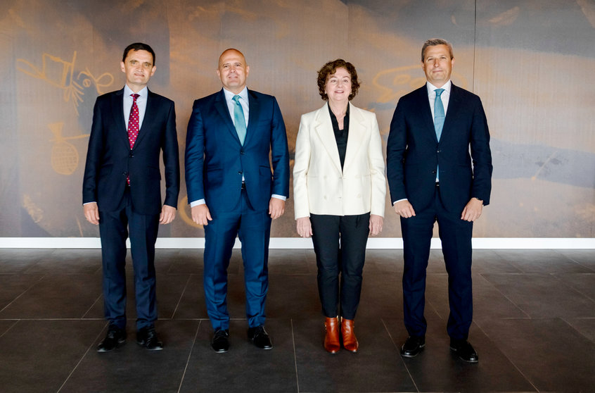 De izquierda a derecha, el profesor y director del Observatorio, Eduardo Valpuesta;  Rodrigo González, socio de Deloitte; Mercedes Galán, decana de la Facultad de Derecho de la Universidad de Navarra; y Javier Echániz, socio responsable de IA y Data de Deloitte. Cedida