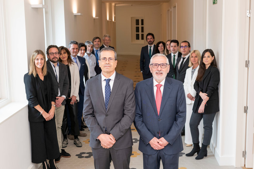 Francisco José Negro y José Antonio Razquin con los asesores y asesoras jurídicas del Gobierno de Navarra que propusieron su candidatura a la Cruz de San Raimundo de Peñafort. GN