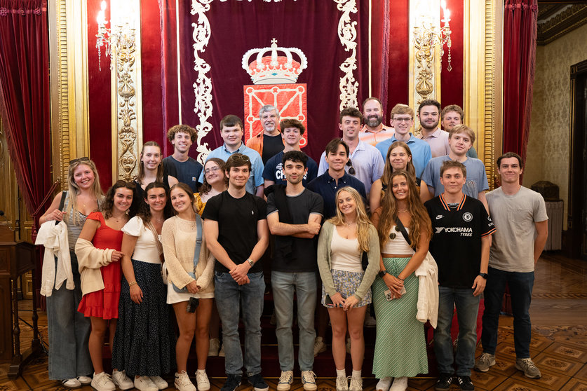 Recepción de estudiantes en el Palacio de Navarra. GN